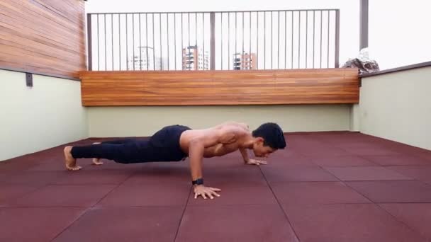 Jeune Homme Brésilien Torse Faisant Divers Exercices Push — Video