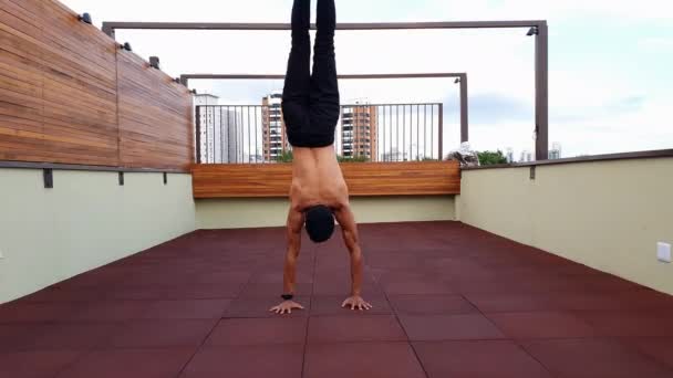 Brasiliano Shirtless Giovane Uomo Fare Handstand Toccare Proprie Spalle — Video Stock