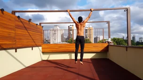 年轻的巴西人赤身裸体在酒吧里做俯卧撑 但对肩膀却要求很高 — 图库视频影像