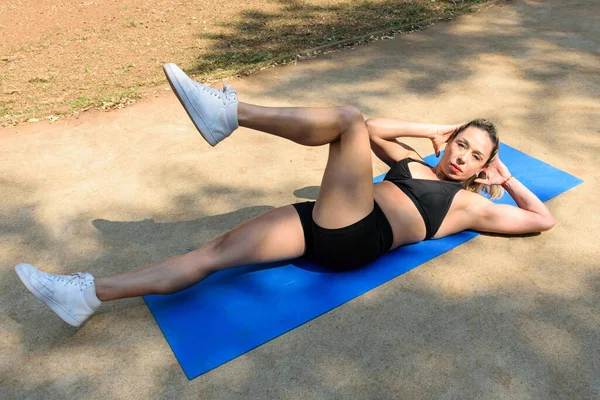 Yaşındaki Brezilyalı Mavi Bir Paspasın Üzerinde Karın Egzersizi Yapıyor — Stok fotoğraf