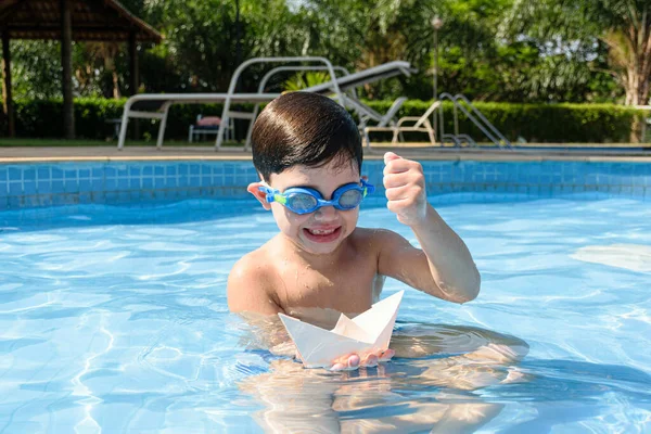 Criança Piscina Com Punho Fechado Vai Destruir Barco Papel — Fotografia de Stock