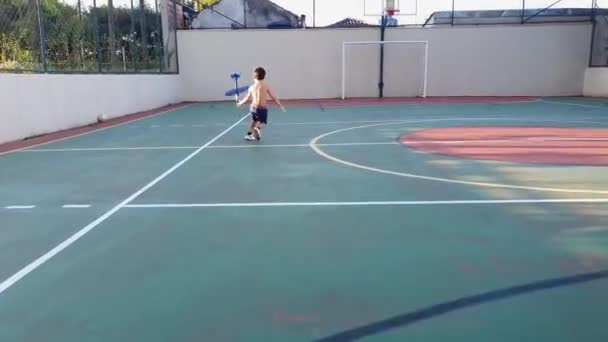 Criança Brasileira Anos Brincando Correndo Com Seu Avião Azul Isopor — Vídeo de Stock