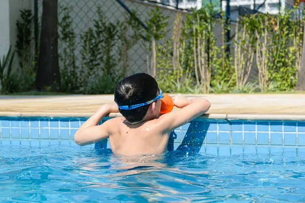 Anos Idade Criança Inclinada Borda Piscina Segurando — Fotografia de Stock