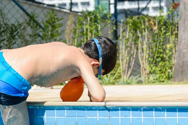 Närbild Åriga Barn Som Kommer Poolen Med Vattenbomb Munnen — Stockfoto