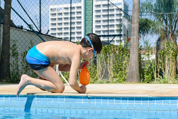 Niño Años Saliendo Piscina Con Una Bomba Agua Día Soleado —  Fotos de Stock