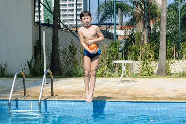 Jähriges Kind Macht Ein Lustiges Gesicht Und Springt Mit Wasserbombe — Stockfoto