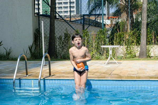 Éves Gyerek Vicces Arcot Vág Vízbe Merül Egy Vizes Bombával — Stock Fotó