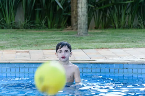 Jähriges Kind Pool Schaut Auf Den Ball Der Auf Ihn — Stockfoto
