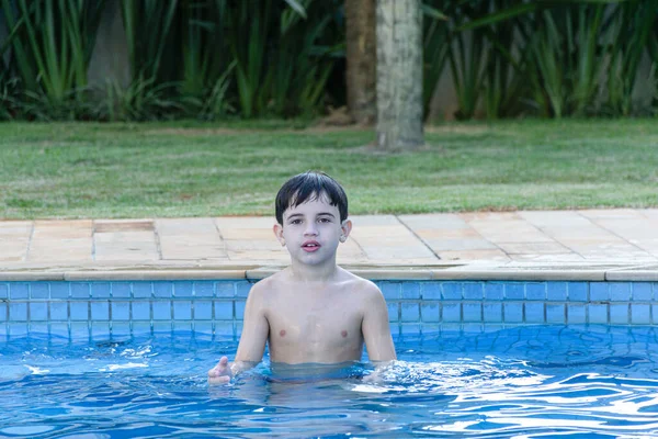 Niño Años Piscina Esperando Que Pelota Sea Lanzada Para Que —  Fotos de Stock