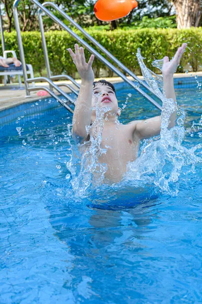 8Χρονο Αγόρι Στην Πισίνα Περιμένει Κρατήσει Μια Βόμβα Νερού Που — Φωτογραφία Αρχείου