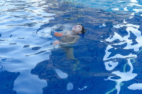 Garçon Ans Dans Piscine Recouvert Eau Une Bombe Eau — Photo