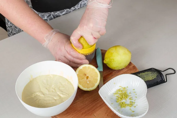 Karıştırmak için limon sıkan şekerlemeci, beyaz çikolatalı ganache ile birlikte..