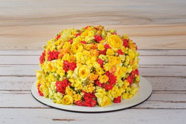 Kalkanchoes ve begonya çiçekleriyle süslenmiş vanilyalı pasta..