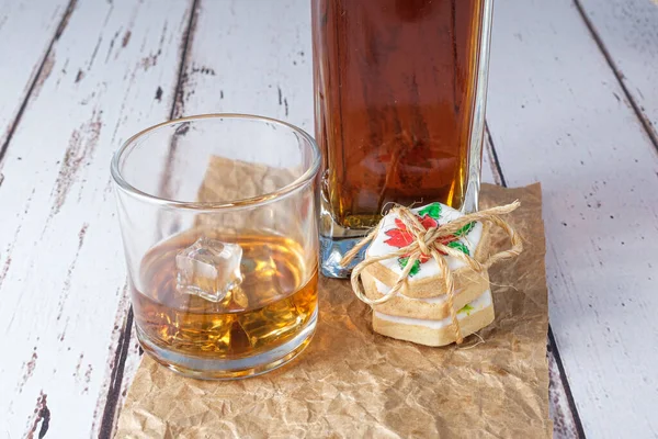 Bicchiere Whisky Con Ghiaccio Carta Marrone Accanto Biscotti Burrosi — Foto Stock