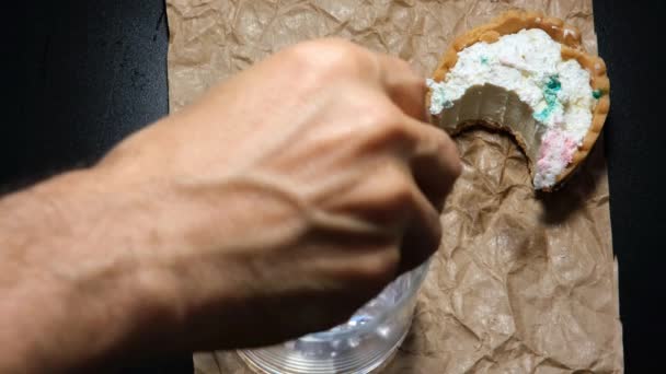 Mão Masculina Servindo Gelo Uísque Copo Lado Uma Mini Torta — Vídeo de Stock