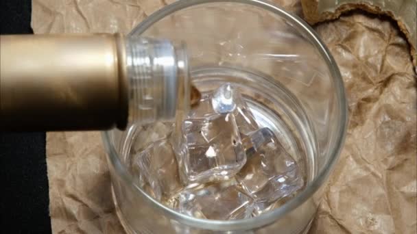 Ουίσκι Σερβίρεται Ποτήρι Πάγο Δίπλα Μια Μίνι Λευκή Σοκολατόπιτα Zoom — Αρχείο Βίντεο