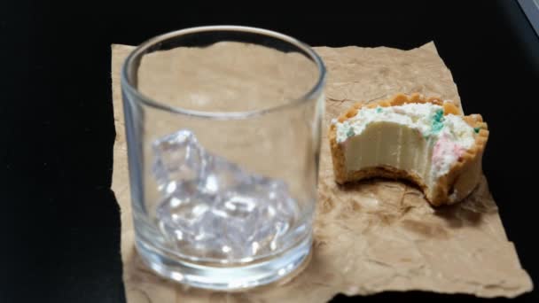 Mini Pastel Ganache Chocolate Blanco Borroso Primer Plano Hielo Whisky — Vídeo de stock