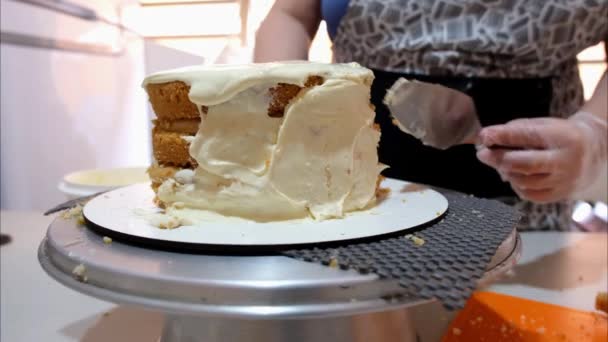 Confectioner Covering Cake White Chocolate Ganache Using Spatula Side View — Stock Video