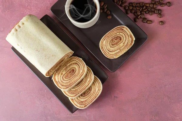 Sliced Bolo Rolo Roll Cake Next Cup Coffee Beans — Stockfoto