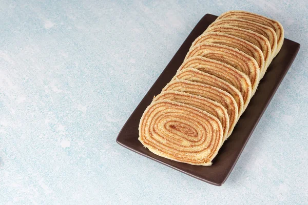 Sliced Bolo Rolo Brown Plate Blue White Background — Stock fotografie