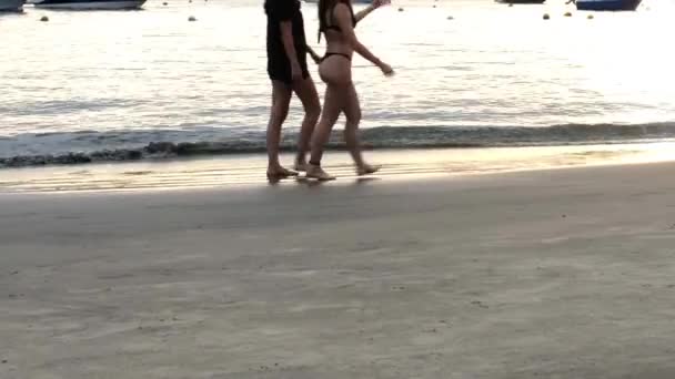 Primer Plano Chica Brasileña Bikini Caminando Por Playa Atardecer — Vídeos de Stock