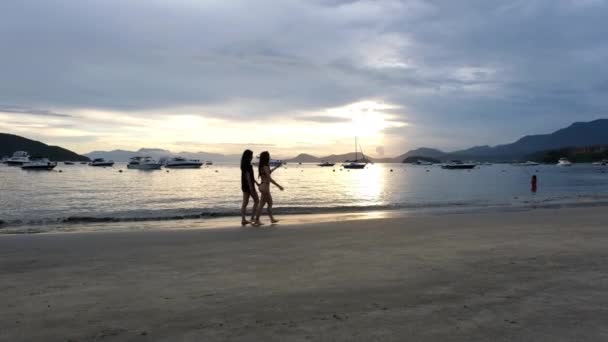 Brazylijki Spacerujące Plaży Zachodzie Słońca — Wideo stockowe