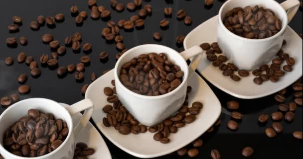 Tazas Llenas Granos Café Sobre Fondo Negro Espejado — Vídeo de stock