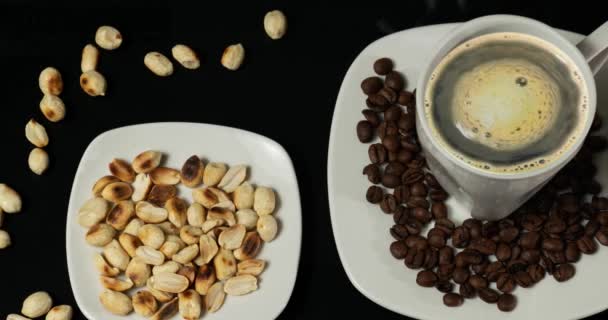 Pieczone Orzeszki Ziemne Paląca Filiżanka Kawy — Wideo stockowe