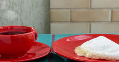 Bardağa yakın çekim, yanında da peynirli ve jambonlu tapyoka, tozlu hava manzaralı..