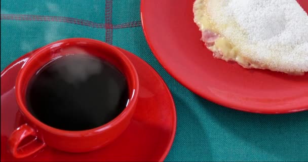一杯咖啡和咖啡 旁边的木薯 奶酪和火腿边的跟踪 — 图库视频影像