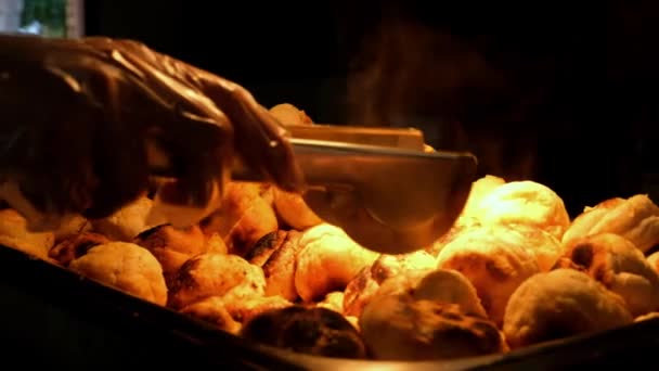 Sýrový Chléb Kouří Ozářen Žlutou Lampou Typické Brazilské Jídlo — Stock video