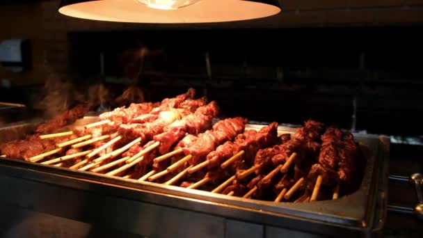 Barbacoa Carne Humeante Encendida Por Una Lámpara Amarilla — Vídeos de Stock