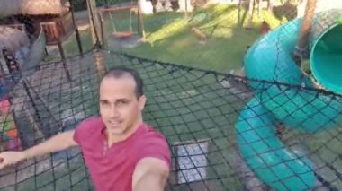 46 yaşında bir adam yerden 3 metre yüksekte trambolinde zıplıyor ve kendini filme çekiyor..