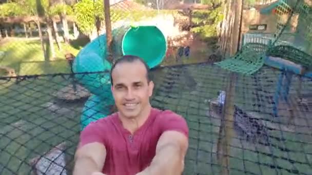 Seorang Pria Berusia Tahun Melompat Dan Berlari Atas Trampolin Meter — Stok Video