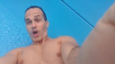 46 yaşında bir adam çılgın bir kızak inişinde, gülüyor ve çığlık atıyor..