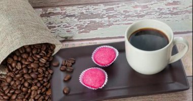 Brigadeiros (tuğgeneral) bichos de pe yanında bir fincan kahve ve fasulye.