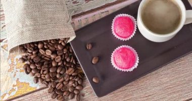 Brigadeiros bicho de pe 'nin yanında duran kahve çekirdekleri ve sigara içen bir fincan kahve.).