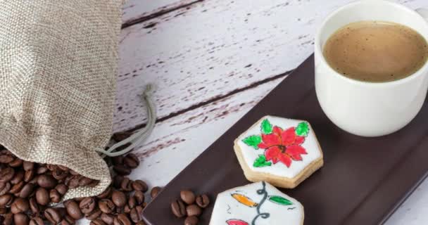 Boże Narodzenie Tematyczne Maślane Ciasteczka Obok Fasoli Filiżanki Kawy — Wideo stockowe