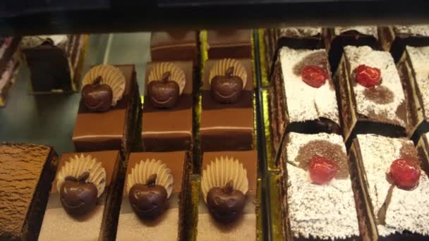 Diverse Fette Torta Cioccolato Con Diversi Condimenti Display Panificio Brasiliano — Video Stock