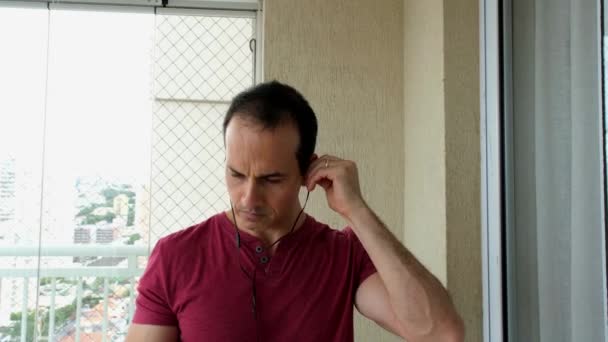 Ετών Άνδρας Περιστασιακή Ενδυμασία Που Φοράει Ακουστικά Και Στέκεται Χορεύοντας — Αρχείο Βίντεο