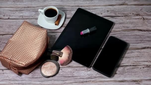 Tablette Avec Rouge Lèvres Sur Elle Entourée Une Tasse Café — Video