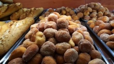 Brezilya 'daki bir pastanede sergilenen şekerli çörekler.