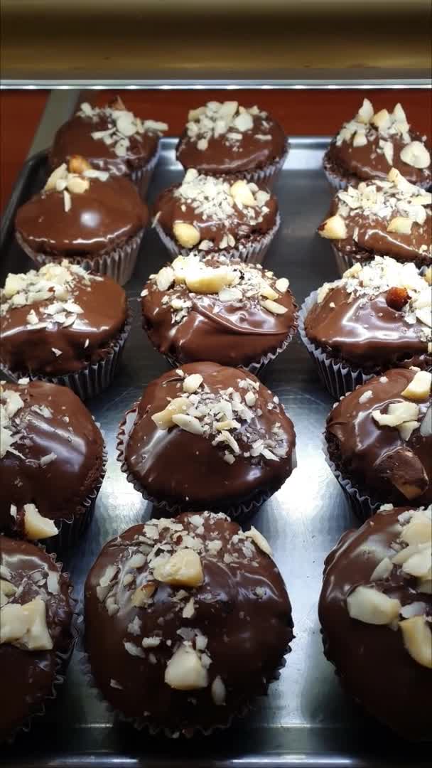 Murffins Chocolate Cream Nuts Being Displayed Brazilian Bakery Showcase — Stockvideo