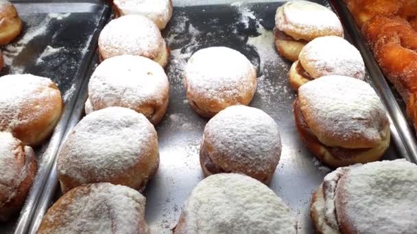 Brasilianischer Berliner Mit Puddingfüllung Wird Einer Brasilianischen Bäckereivitrine Ausgestellt — Stockvideo