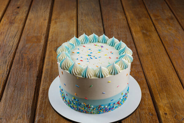 Ванильный торт с глазурью сливочного крема в форме зефира.