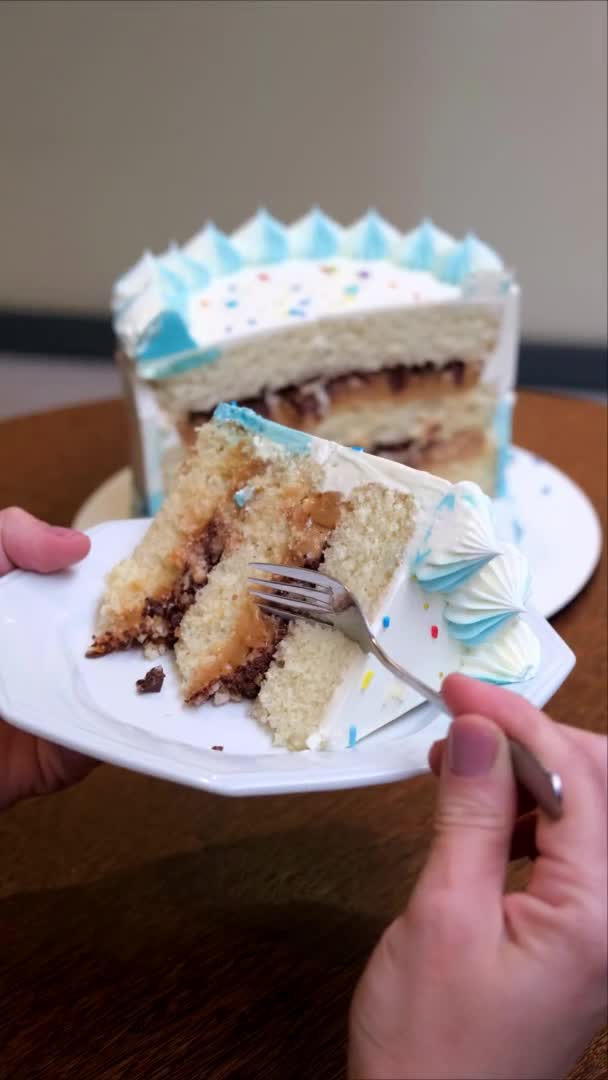 Vrouw Pakt Een Stuk Vanille Cake Met Dulce Leche Vulling — Stockvideo