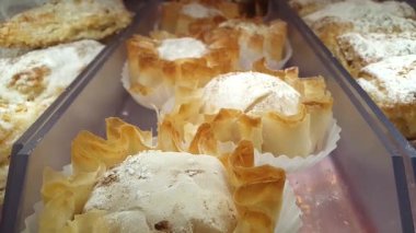 Yakın plan, ön planda, bir Brezilya pastanesinde Belem yumurtalı tartlar.
