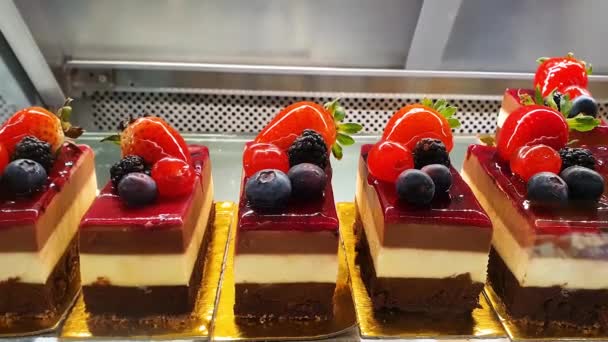 Käsemaus Mit Beeren Und Zuckersirup Einem Fenster Einer Brasilianischen Bäckerei — Stockvideo