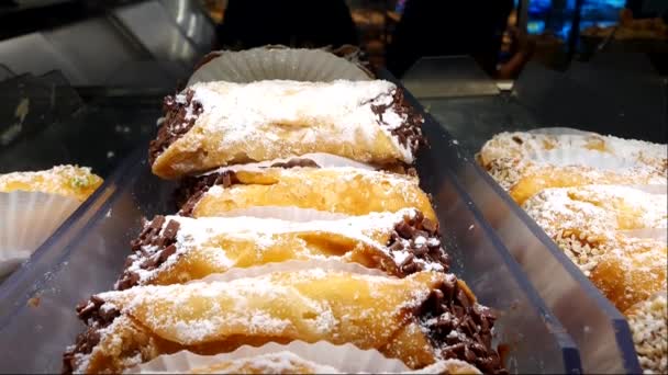 Cannoli Recheado Com Brigadeiro Pepitas Chocolate Polvilhado Com Açúcar — Vídeo de Stock