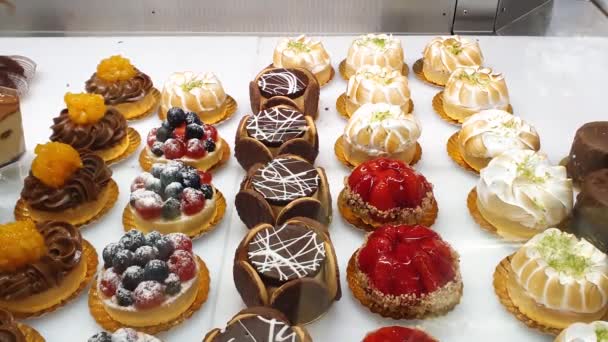 Dulces Surtidos Con Frutas Cremas Chocolate Una Ventana Panadería Brasileña — Vídeos de Stock